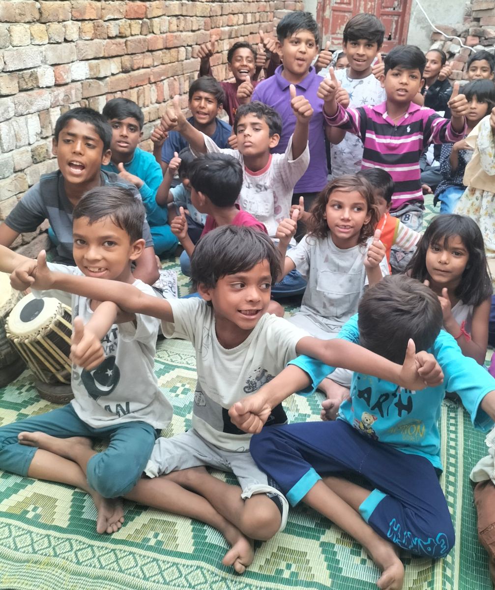 Un groupe d'enfants joyeux lèvent le pouce