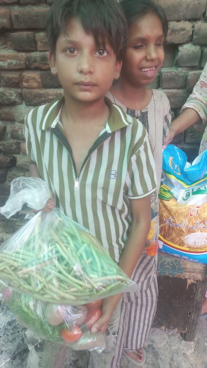 Un enfant tient des provisions pour sa famille
