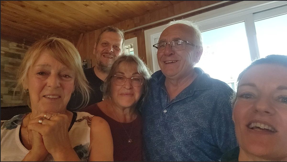 Les fondateurs de Mains Ensemble réunis, souriants