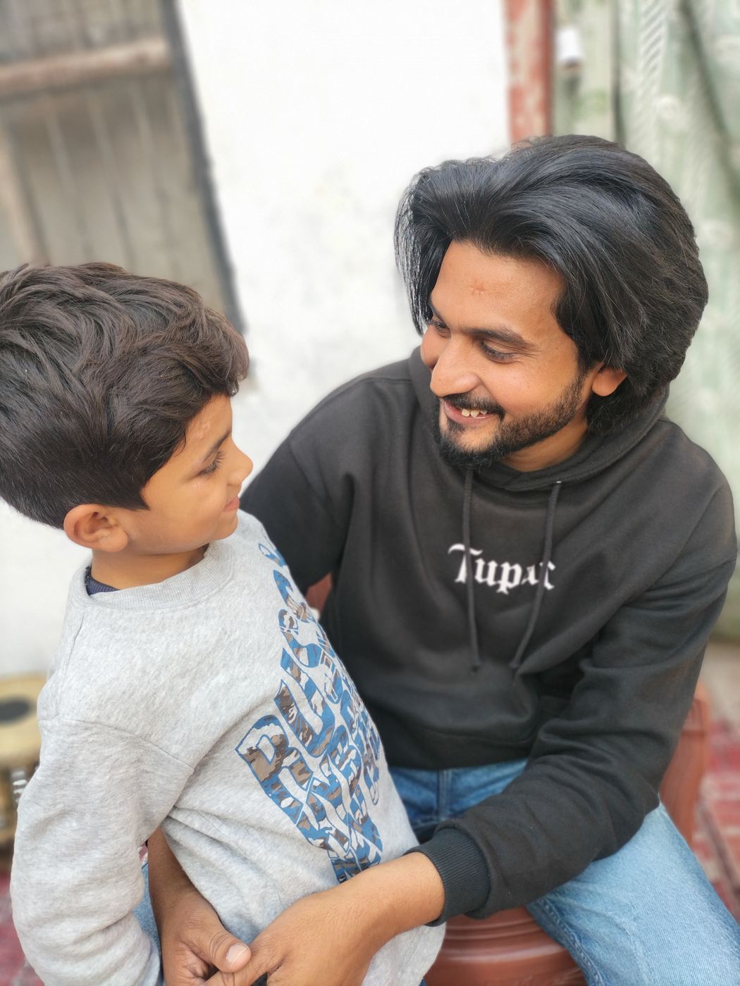 Notre missionnaire serre un jeune orphelin dans ses bras