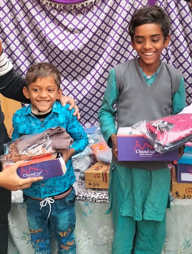 Deux enfants tiennent leurs boîtes de souliers neufs
